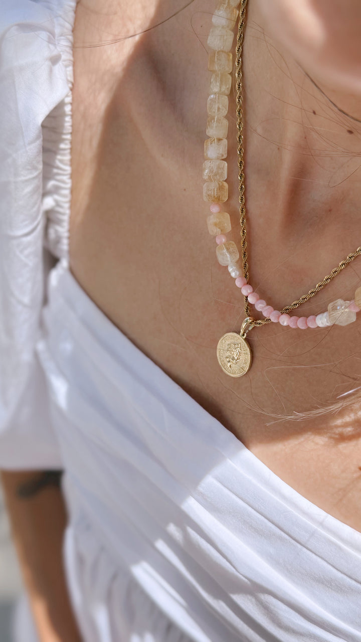 A Beautiful Queen's Necklace in Gold